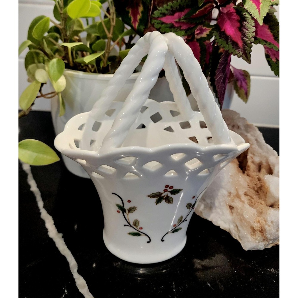 Mikasa Holiday Lace Basket Vintage Porcelain Christmas Centerpiece RL050 White - Picture 1 of 3